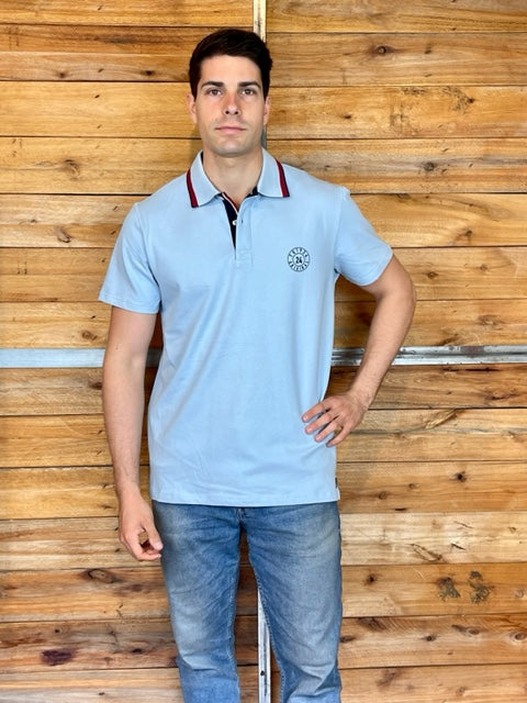 Polo azul claro